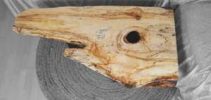 Couchtisch aus Kastanienbaumschnitt