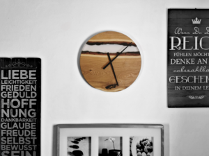 Wanduhr aus Eichenholz