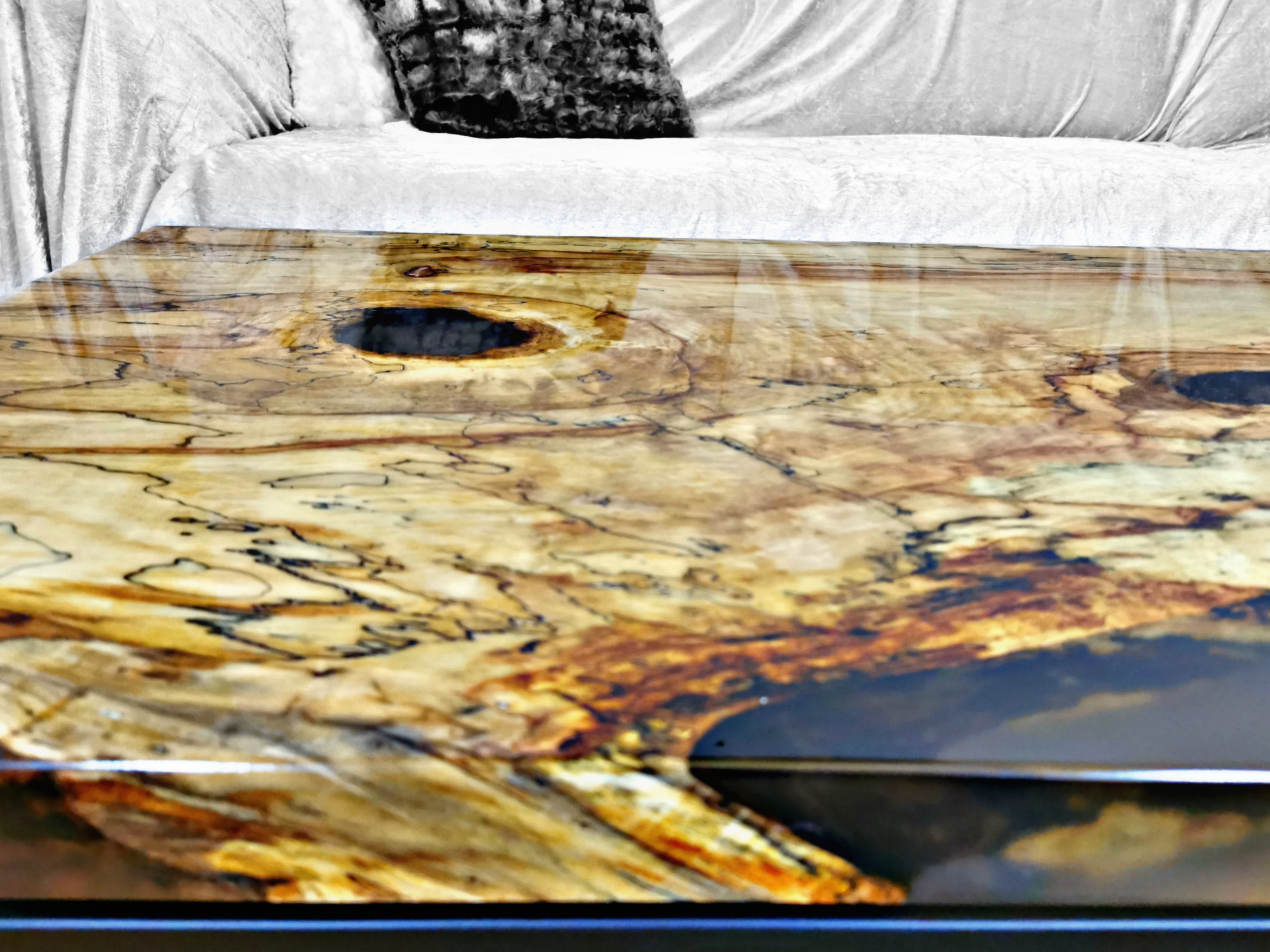 Couchtisch mit Epoxidharz – Bild 3