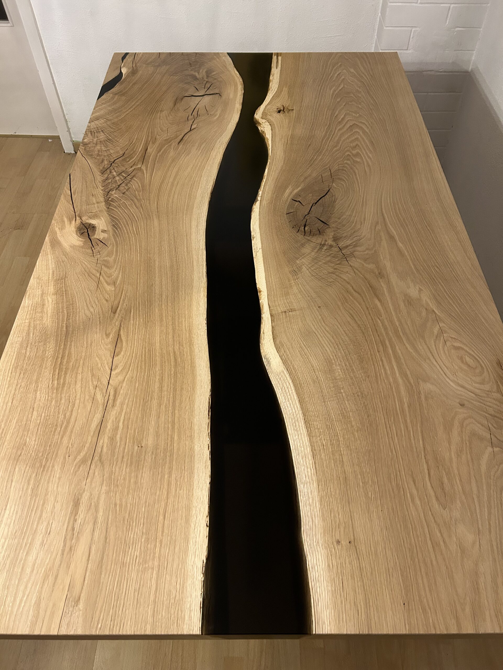 Eichenholz Epoxidharz Esstisch – Bild 8